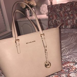 Micheal Kors purse